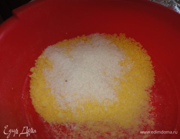 В размолотые кукурузные палочки добавить кокосовую стружку.