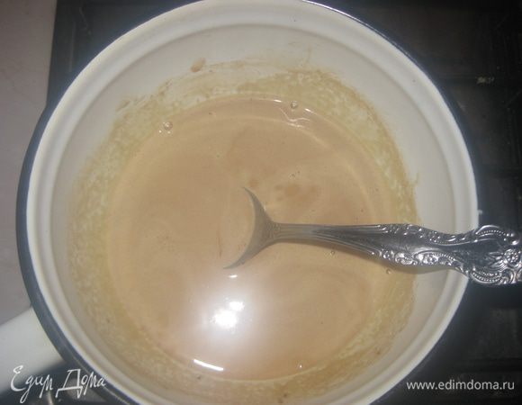 Готовим кофейный ганаш: сливки нагреваем до пузырьков, растворяем в них кофе. Снимаем  с огня.