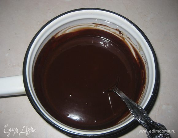 Добавляем в сливки поломаный шоколад и мешаем до полного растворения шоколада.