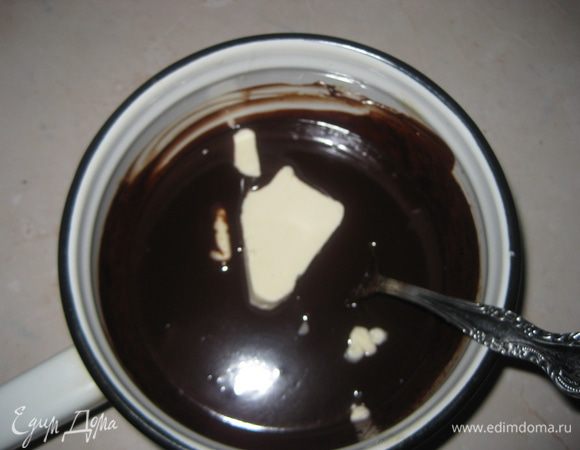 Добавляем сливочное масло, перемешиваем до однородного состояния.