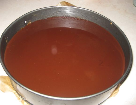 Заливаем ганаш в форму с остывшим франжипаном и отправляем в холодильник на несколько часов.