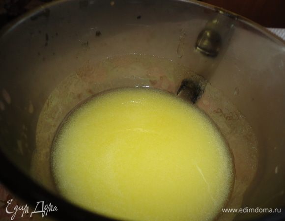 Для приготовления глазури : смешать сазарный песок, сливки, сливочное масло. Довести до кипения.