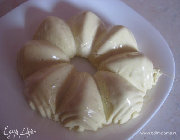 Форму с Муссом маскарпоне опускаем в горячую воду на несколько минут для того что-бы он хорошо вынулся из формы. Очень осторожно его винимаем из формы. Я сначала вынула мусс и поставила на тарелку, посыпала какао.