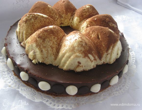 Предельно осторожно выкладываем застывший мусс на тарталетту. На этом этапе нужно быть очень аккуратным!! Украшаем бока по желанию, я шоколадными кружками.