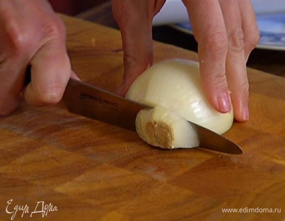 Луковицу почистить.