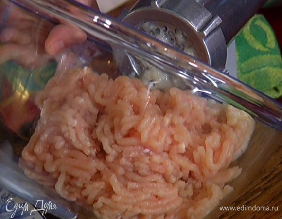 Куриное мясо и лук пропустить через мясорубку.