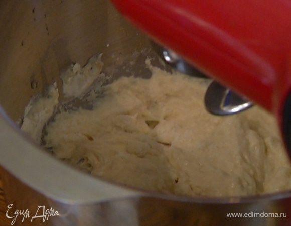 Приготовить тесто: в чаше комбайна соединить 400 г муки, дрожжи, сахар и 1/2 ч. ложки соли, вымешать насадкой для теста, затем, не прекращая перемешивать, влить 320 мл теплой воды.