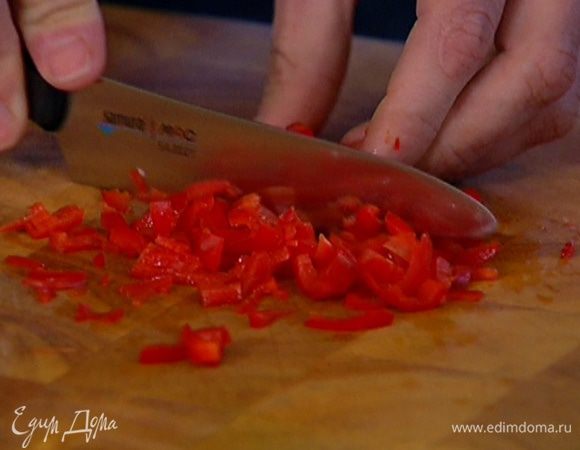 Чили, удалив семена, очень мелко порубить, добавить в тесто.