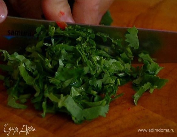 Полпучка кинзы очень мелко порезать и добавить в тесто.