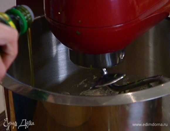 Влить 1 ст. ложку оливкового масла, перемешать.