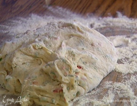 Рабочую поверхность присыпать оставшейся мукой, выложить тесто и слегка вымесить его — оно должно получиться довольно жидким и липнуть к рукам. 