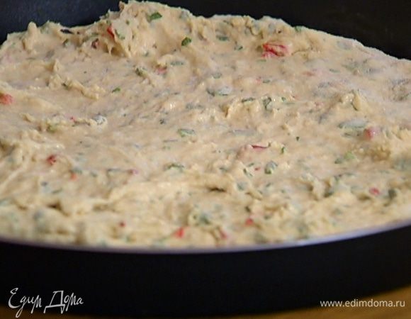 Большую форму для выпечки с невысокими бортами смазать оливковым маслом и выложить тесто.