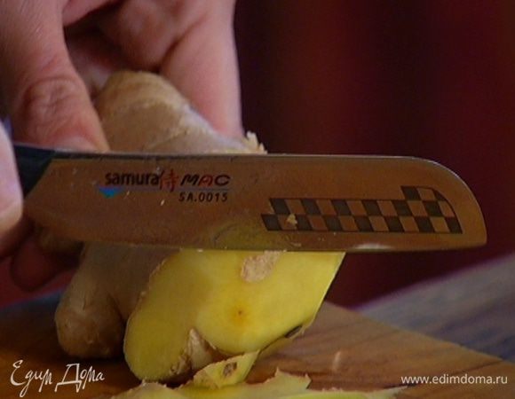 Имбирь почистить и натереть на мелкой терке (должна получиться 1/2 ч. ложки).