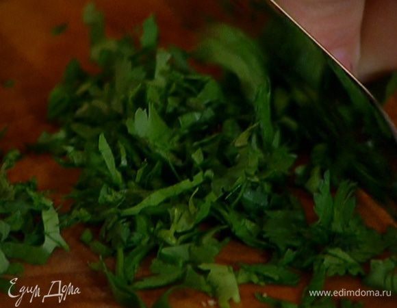 Оставшуюся кинзу порубить.