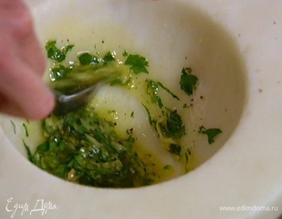 Приготовить заправку: в ступке соединить натертый имбирь, кинзу, 1 ст. ложку оливкового масла, немного посолить, поперчить и перемешать.