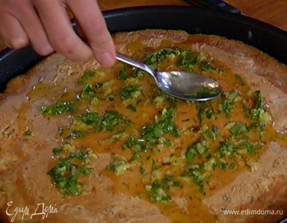 Готовую лепешку смазать заправкой.