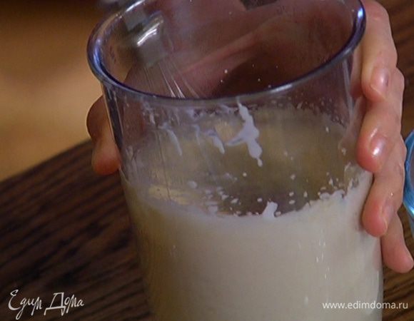 Взбить миксером 50 г предварительно размягченного сливочного масла вместе с сахаром, добавить яйцо, сметану и 2 ст. ложки кокосовой стружки и продолжать взбивать до получения однородной массы.