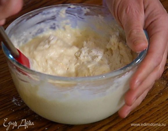 Добавить муку с манкой, перемешать все лопаткой.