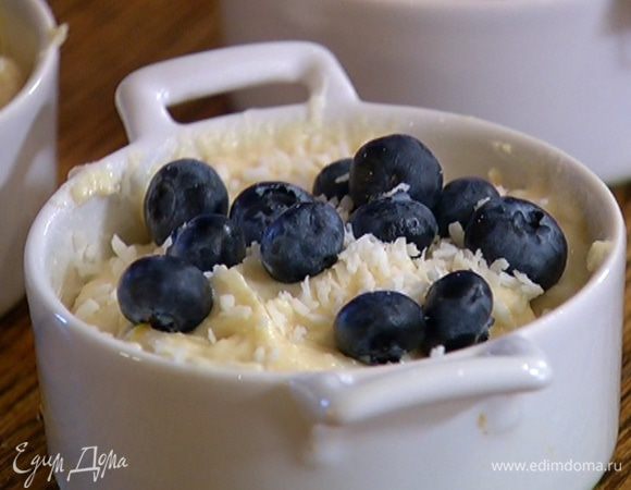 Разложить тесто по формочкам, а сверху — оставшиеся ягоды, присыпать косовой стружкой и отправить в разогретую духовку на 20–30 минут.