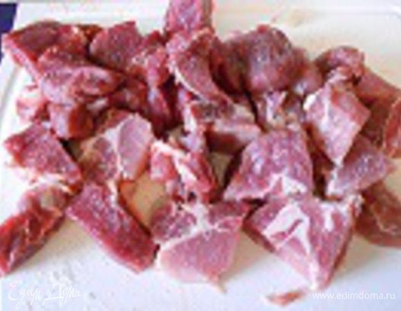 Приготовление:
Мясо промыть, нарезать кубиками. Лук нашинковать не слишком мелко.
