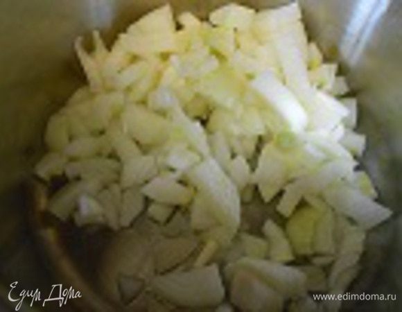 В боольшой холодный казан или кастрюлю с толстым дном налить масло и выложить лук. На среднем огне прогреть лук до того момента, как лук начнет давать сок.