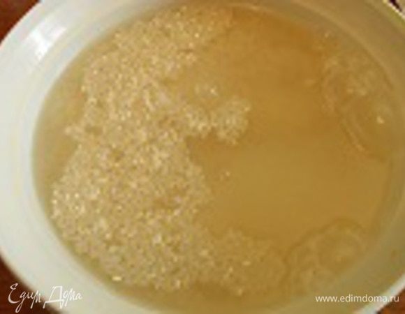 За это время промыть рис и нашинковать морковь(или натереть на крупной терке.)
Воды в казане всегда должно быть на 1 палец больше - пр необходимости за эти полтора часа воду подливайте.
