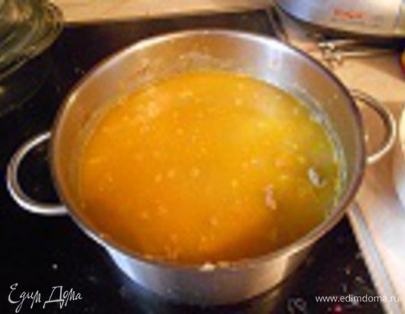 Спустя полтора часа добавьте лаврушку и морковь: воды в казане будет мало, поэтому опять долейте на ширину ладони.
Тушите еще полтора часа, доливая воду при необходимости. Попробуйте на соль - если будет соли и перца мало, добавьте по вкусу.
