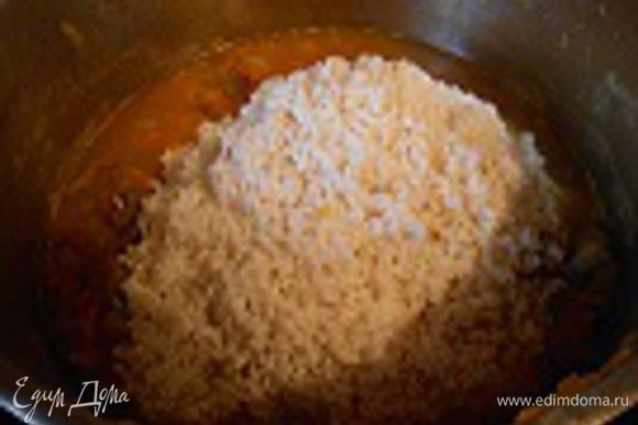 Лаврушку вытащите, выложите на мясо с овощами промытый рис и долейте воды также примерно на ладонь. БЛюдо будет немного походить на суп-пюре по виду. т.е риса сверху видно не должно быть. тушите блюдо еще примерно 45-50 минут на среднем-маленьком огне, иногда помешивая, чтобы рис не подгорел.