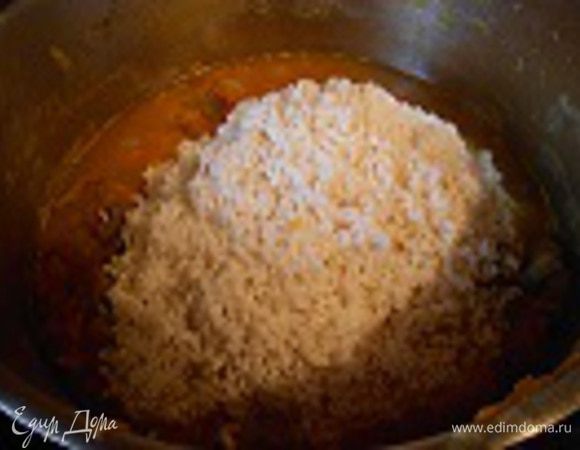 Лаврушку вытащите, выложите на мясо с овощами промытый рис и долейте воды также примерно на ладонь. БЛюдо будет немного походить на суп-пюре по виду. т.е риса сверху видно не должно быть. тушите блюдо еще примерно 45-50 минут на среднем-маленьком огне, иногда помешивая, чтобы рис не подгорел.
