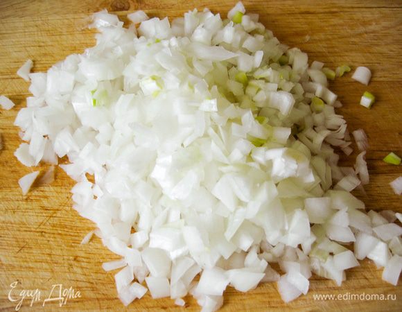 Мелко нарезать лук.