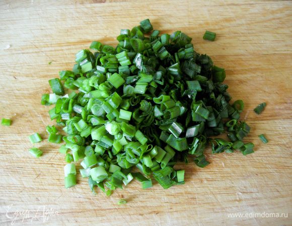Зеленый лук мелко нарезать.