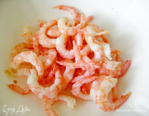 Креветки отварить и очистить.