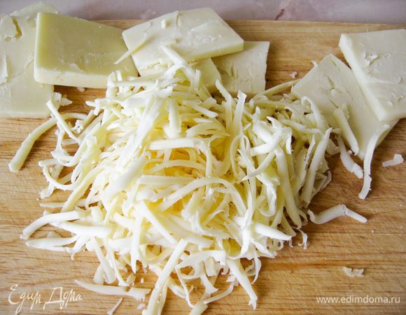 Моцареллу нарезать пластинками.
Твердый сыр натереть на терке.