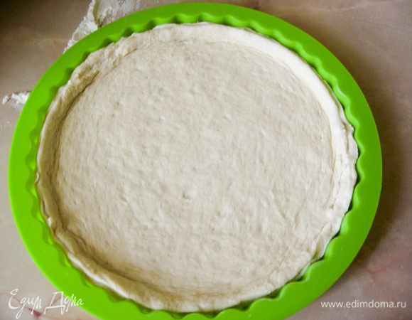 Раскатать тесто в виде лепешки. Поместить в форму для пиццы.
Выпекать в течение 10мин при температуре 180 С.