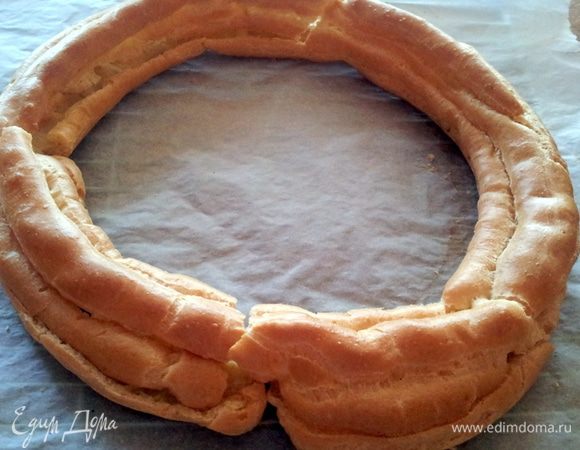 Выпекать кольцо, в предварительно нагретой духовке до 200С, в течении 20-25 минут, до появления светло-коричневого цвета. Пирог выложить на решетку и дать остыть.
Разрезать вдоль на две части.