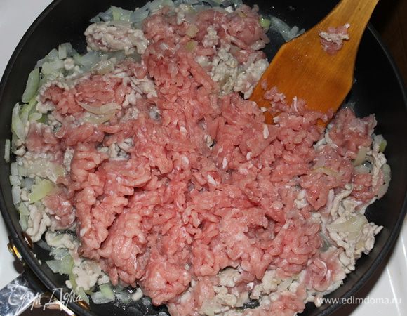 На оливковом масле обжарить мелко порезанный лук. Добавить фарш. Держать достаточно раскаленную сковороду, чтобы фарш именно хорошо обжарился, а не потушился. Важно, чтобы не было ни одного комка мяса. Хорошо разомните ложкой оставшиеся комочки. Если используете фарш из говядины, то будет сложнее его размять. Посолить по вкусу.