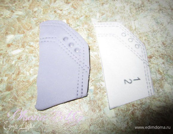 С помощью зубочистки или ролика для разметки сделать строчку. Ролик для разметки добавлю в фото.