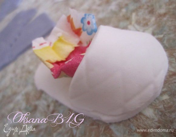 Склеить детали, немного смазав водой. Сначала носик кедика.