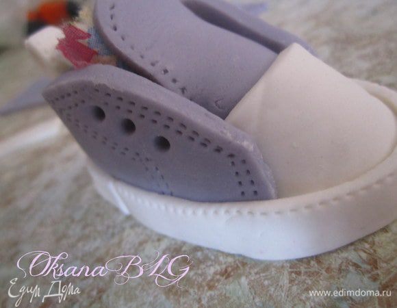 Затем приклеить бока кедика и нижнею полосочку.