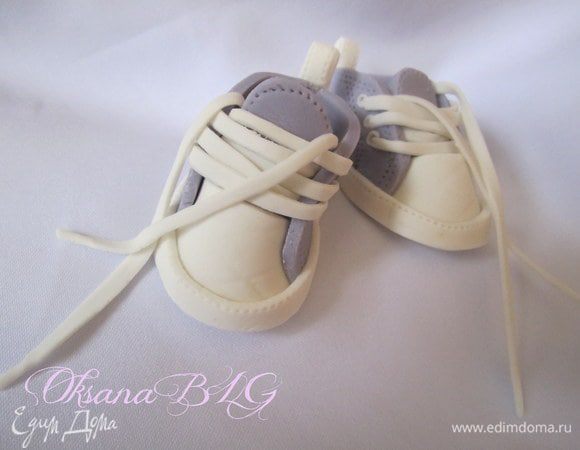 Добавить шнурочки. Украшение на тортик готово)!