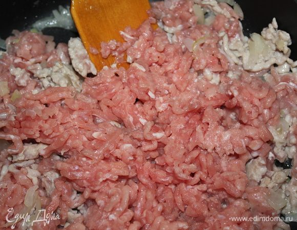 Добавить сливки. Тушить фарш в сливках (или молоке), пока мясо не впитает практически всю жидкость.
