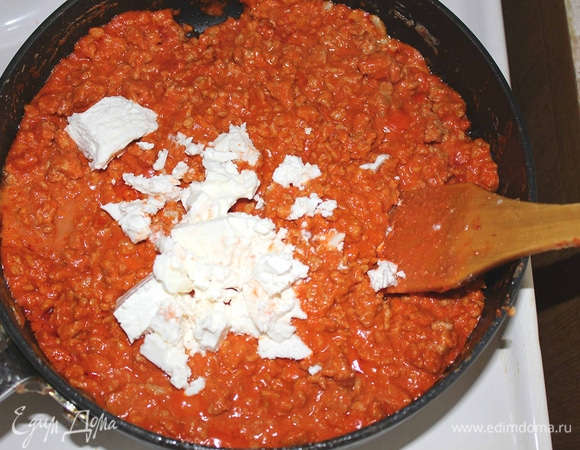 Затем добавить брынзу. Еще пару минут тушить под крышкой, снять с огня. Дать соусу отдохнуть. Тем временем приготовить спагетти.