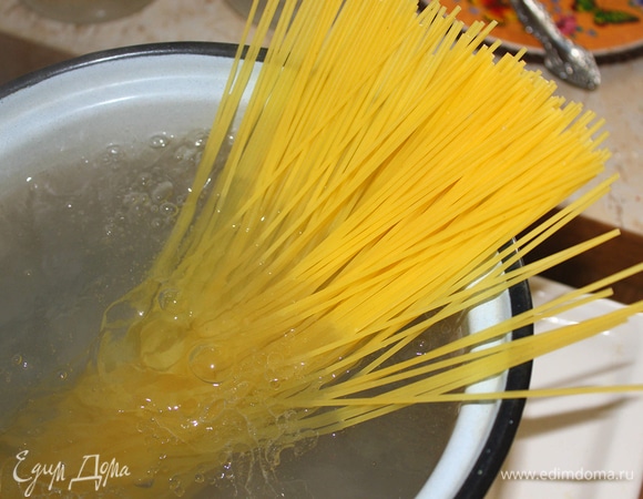 Отварить спагетти в большом количестве подсоленой воды (по времени — как указано на упаковке или на 2–3 минуты меньше, чтобы не переварить). Подавать спагетти сразу же с соусом.
