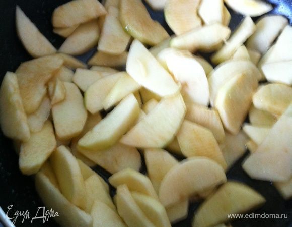 3. В это время приготовьте начинку. На сковороде разогрейте сливочное масло с сахаром, добавьте нарезанные яблоки и ванильный экстракт. Томите яблочки минут 15 под крышкой.