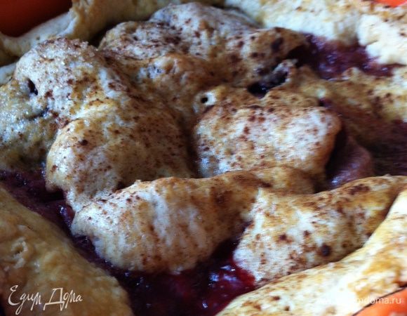 10. Достаньте из духовки. Немного дайте остыть. Возьмите сервировочную тарелку, положите немного молочного пудинга или мороженого (я использовала йогурт), сбоку выложите кусочек пирога. Приятного аппетита!