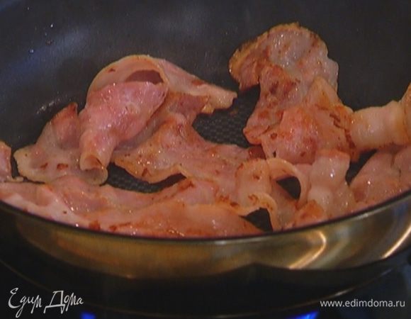 Разогреть сковороду и обжаривать бекон до появления золотистой корочки, затем выложить на бумажное полотенце, чтобы убрать излишки жира.