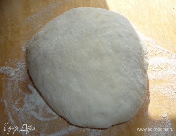 По прошествии этого времени тесто хорошо обмять и оставить подниматься во второй раз минут на 30-40.
