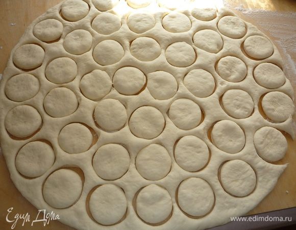 Вырезаем стаканом кружочки.