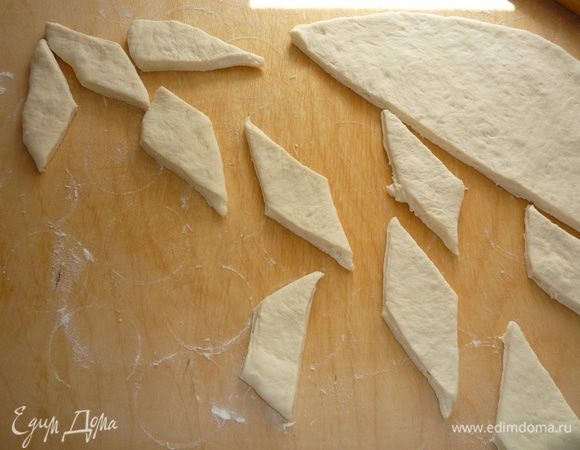 Из оставшегося теста снова раскатываем круг и разрезаем на ромбики, чтобы без остатка.