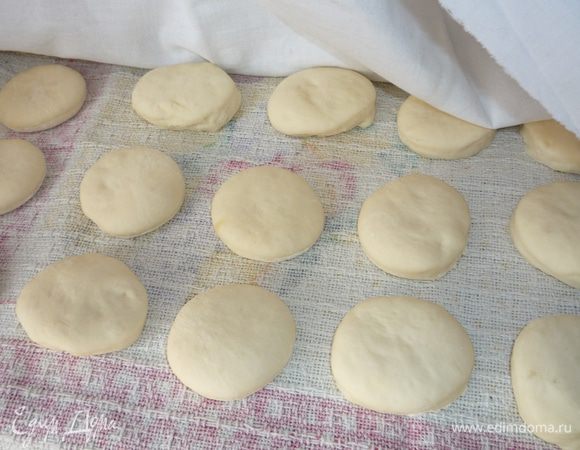 Готовое тесто раскладываем на столе и накрываем сухим полотенцем. Оставляем на 20 минут, чтобы баурсаки поднялись.